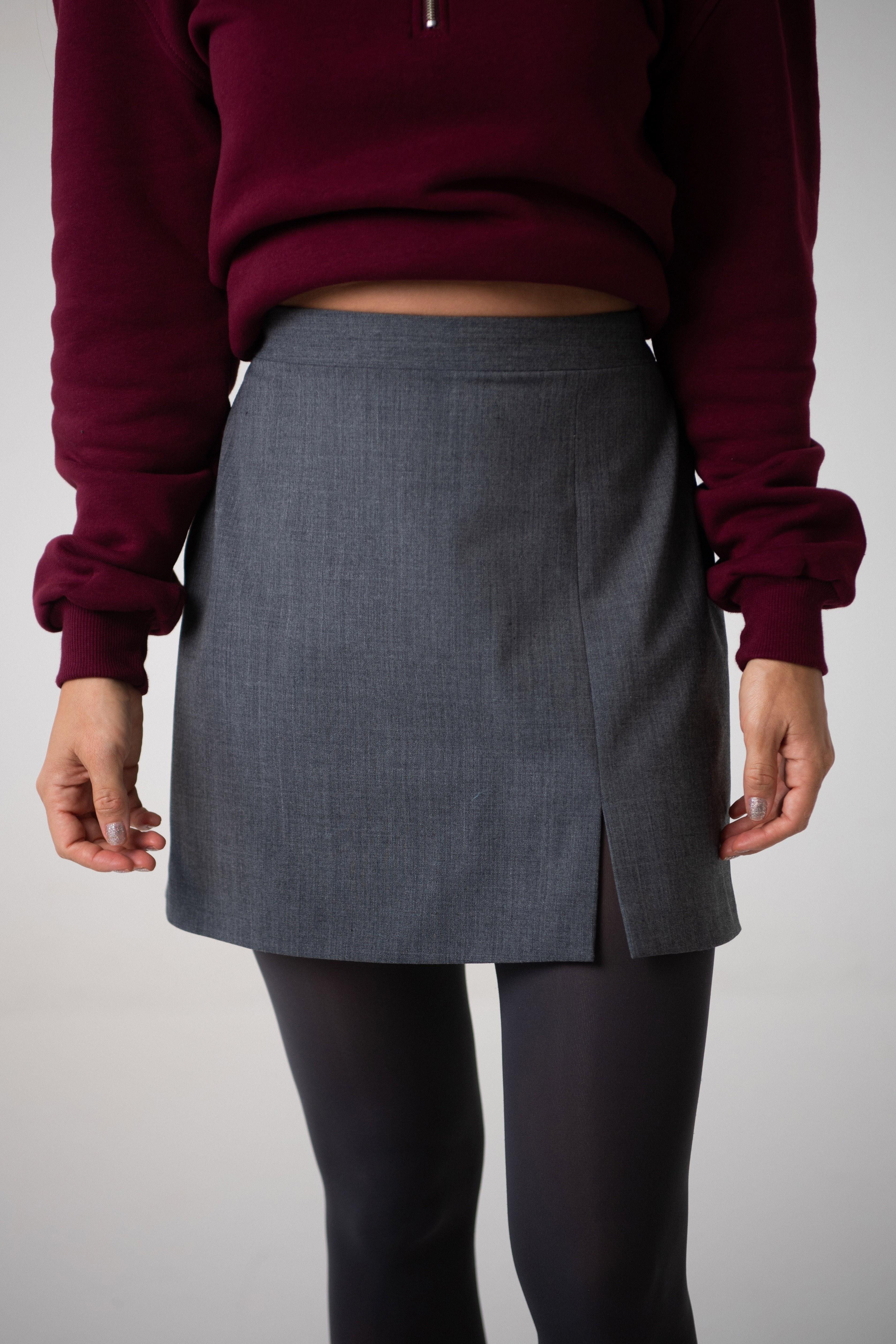 Mini skirt with a slit | Grey